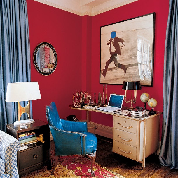 “Красный” кабинет примыкает к гостиной. На стене — фотография Джона Балдессари. Стол 1950х годов.