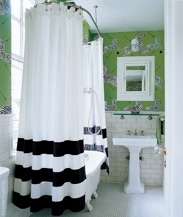 Гостевая ванная. Зеленые обои с изображениями зебр были сделаны на заказ — это копия обоев 1940х годов.