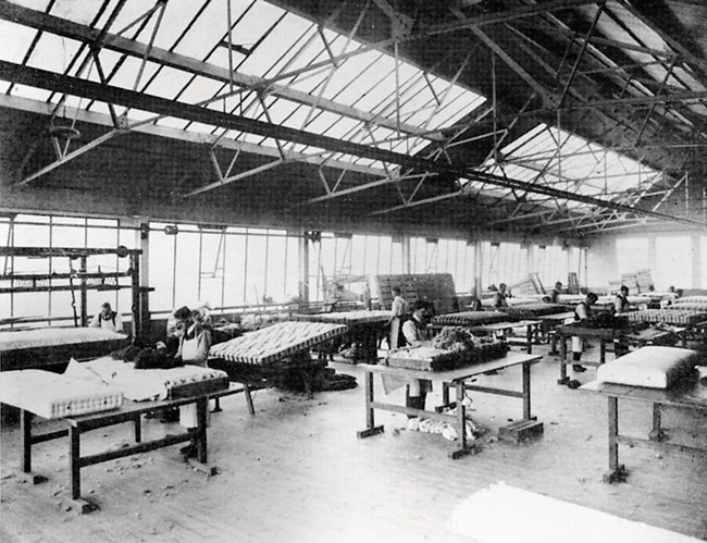 Набивочный цех на фабрике в Уиллсдене 1927 год.