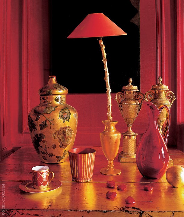 В красной квартире неизбежно появились “китайские” детали вроде позолоченной вазы и посуды из китайской бронзы.