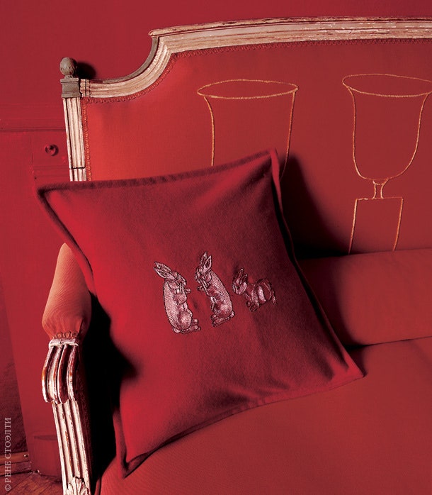 Грюффаз любит украшать свои произведения забавными вышивками. Зайцы на этой подушке очень нравятся детям дизайнера.