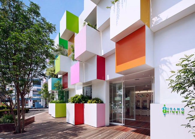 Цветной фасад из кубов для банка Sugamo Shinkin Bank в Токио | Admagazine