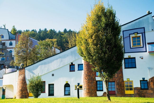 Спаотель Rogner Bad Blumau в Австрии красочные лоскутные фасады и зеленые крыши | Admagazine