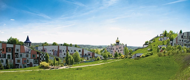 Спаотель Rogner Bad Blumau в Австрии красочные лоскутные фасады и зеленые крыши | Admagazine