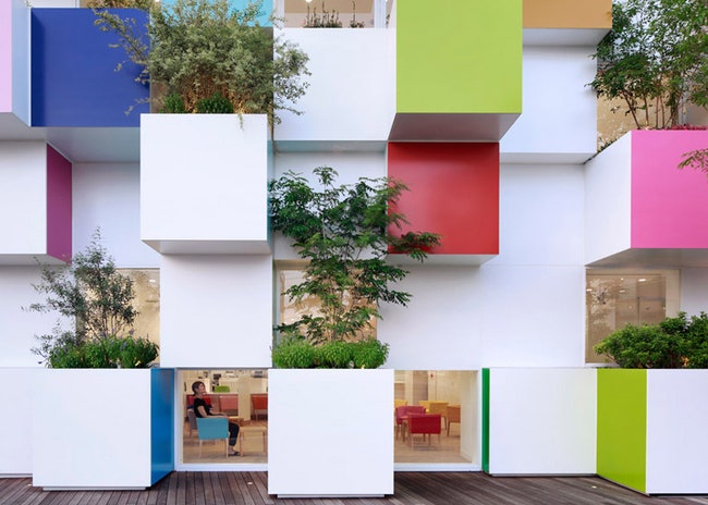 Цветной фасад из кубов для банка Sugamo Shinkin Bank в Токио | Admagazine