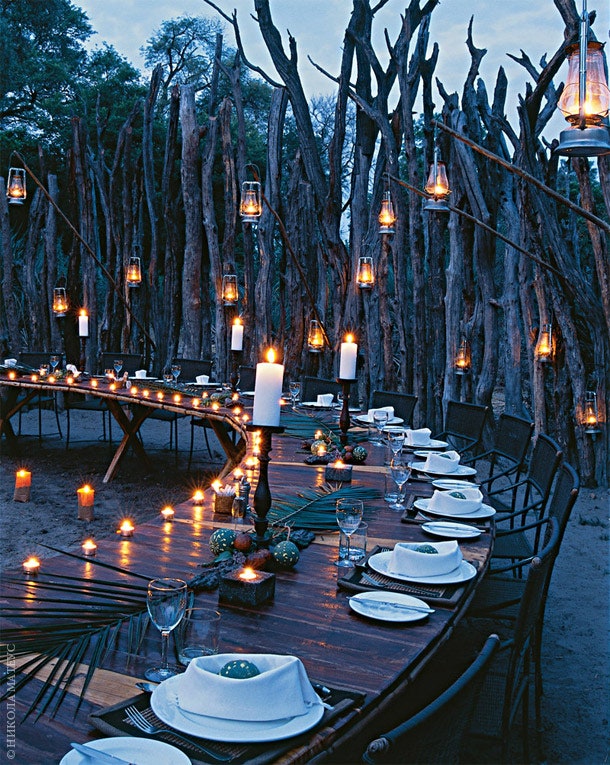 Ужин проходит прямо под кронами тропических деревьев.