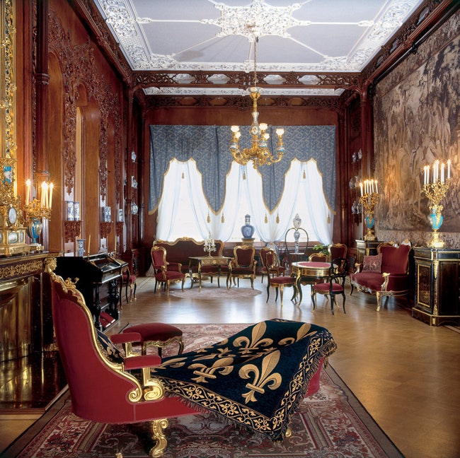 Гобеленовая гостиная была оформлена швейцарским архитектором Бернаром Симоном в 1840е годы.