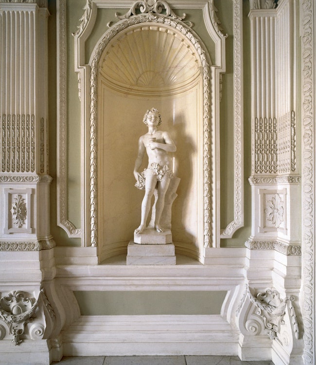 В нише — мраморная скульптура “Вакх” конец XVIII века Италия.