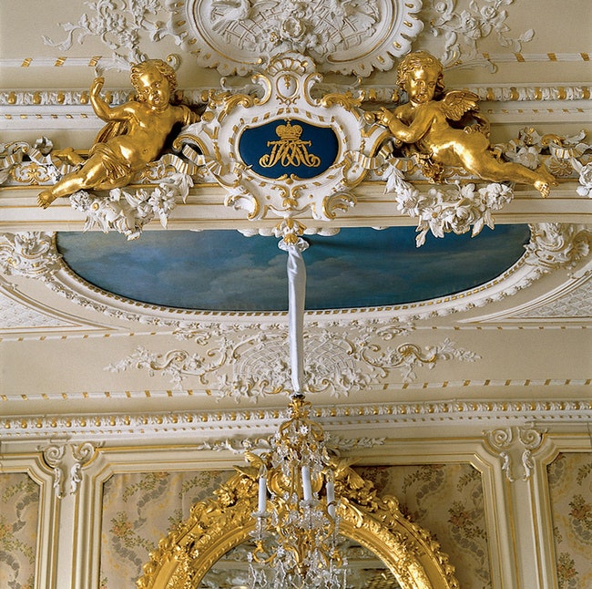 Фрагмент лепного декора с монограммой княгини Татьяны Юсуповой в Малой белой гостиной.