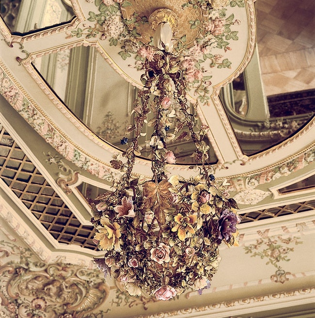 Потолок в Туалетной княгини. Люстра в виде корзины с цветами из фарфора и бронзы. ­Западная Европа конец XIX века.