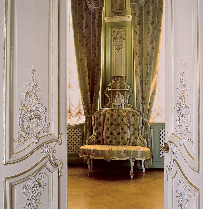 Туалетная княгини . Полукруглый диван второй половины XIX века предположительно сделан во Франции.