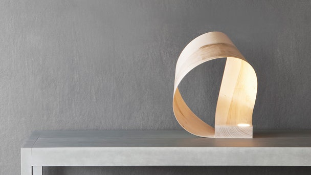 Светильник с абажуром из шпона ясеня для проекта финской фабрики Nikari | Admagazine