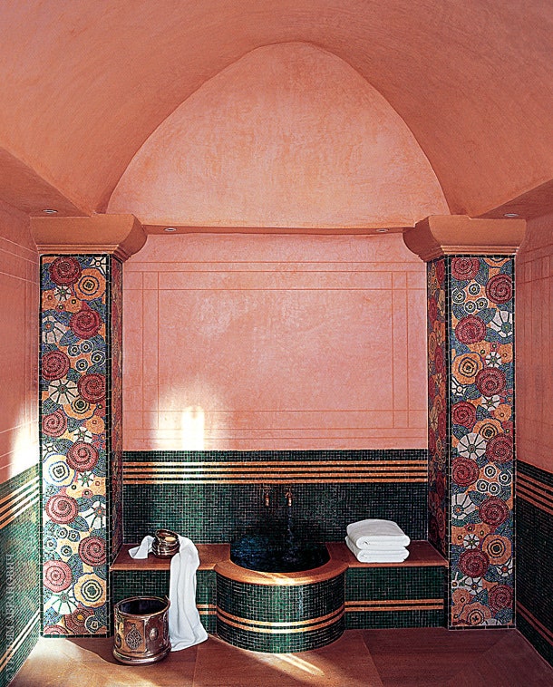 Хаммам — арабская баня — выложен мозаикой в стиле ардеко. Для того чтобы правильно разогреть хаммам требуется не менее...