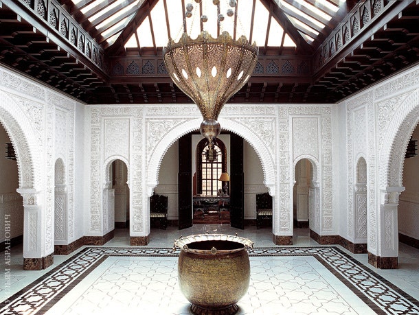 Внутренний двор — сердце традиционного арабского дома — расположен здесь под стеклянной крышей. Огромная люстра сделана...