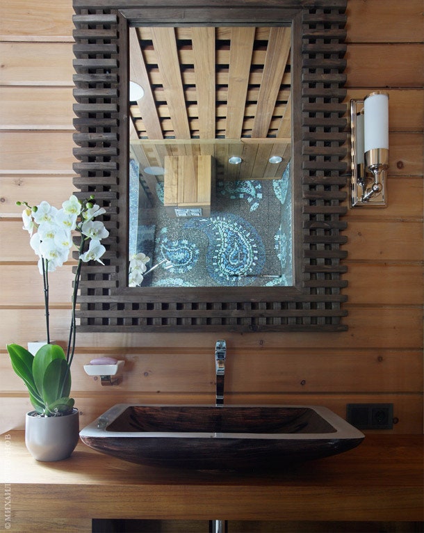 Фрагмент ванной комнаты при спальне хозяев. Мебель сделана на заказ из тика. Композитная раковина Gardenia Orchidea...