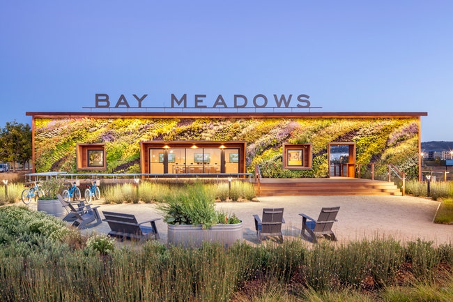 Фасад с вертикальным садом на здании Bay Meadows Welcome Center в Калифорнии | Admagazine