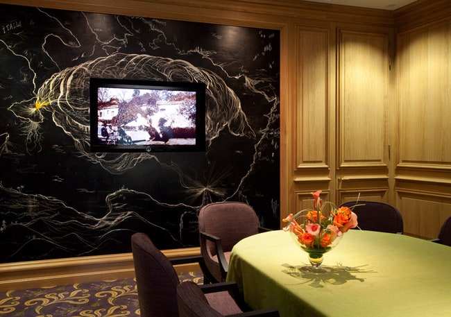 Конференцзал Salon Matignon. На стене с плазменным экраном — забавная карта Средиземного моря нарисованная худож­ником...