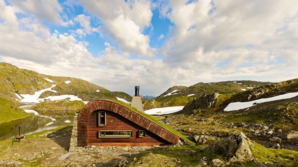 Хижина на берегу фьорда в горах в Норвегии по проекту бюро Snøhetta | Admagazine