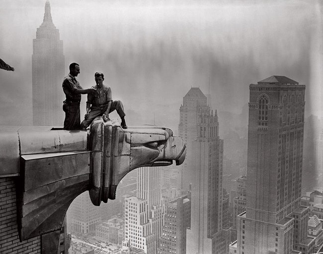 Cтро­и­те­ли Chrysler Building  ус­т­ро­и­ли пе­ре­кур на сталь­ной го­ло­ве ор­ла на 59м эта­же.