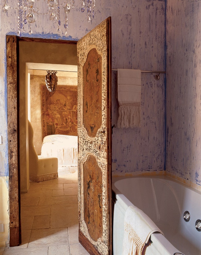 Ста­рин­ные рез­ные две­ри ве­ду­щие из спаль­ни в ван­ную Ва­лен­ти­на Бус­кич­чо разы­с­ка­ла в палаццо по...