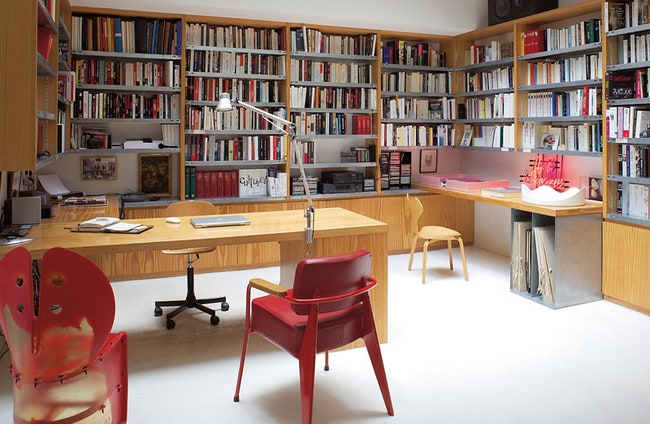Стол и книжные стеллажи для свое­го кабинета Анжи ­разработала сама. ­Кресла — от классиков дизайна. ­Слева — работа...