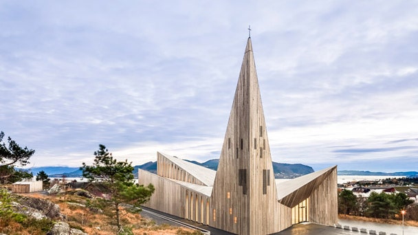 Современная часовня из дерева с пирамидальным шпилем в Норвегии | Admagazine