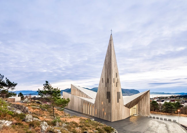 Современная часовня из дерева с пирамидальным шпилем в Норвегии | Admagazine