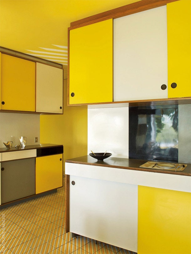 Кухня обшита панелями из популярного в 1950х цветного пластика — формики. На полу — керамическая плитка с рисунком под...