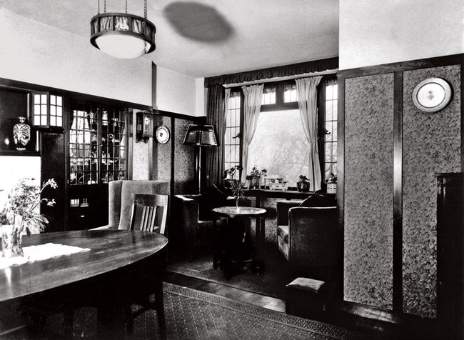 В 1920 го­ду ин­те­рь­ер до­ма № 78 был опуб­ли­ко­ван в жур­на­ле Ideal Home — с фо­то­гра­фи­я­ми всех ком­нат и...