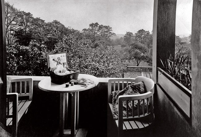 К хозяйской спальне Макинтош пристроил балкон с видом на сад .