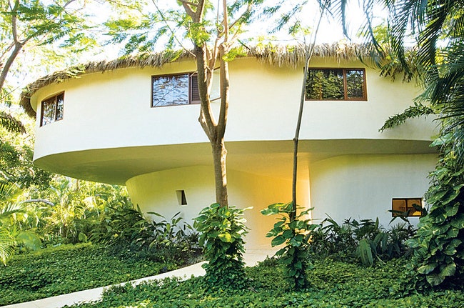 Ixtapa House построен в 2001 году на берегу Тихого океана в крошечном мексиканском городке Икстапа.