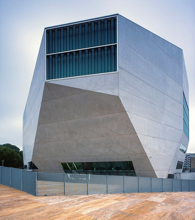 Совместный проект Рема Колхаса и Фернандо Ромеро — Casa da Música концертный зал в Порту Португалия.