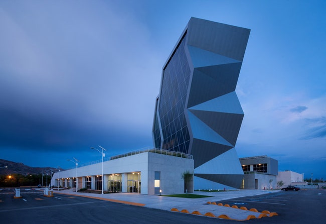 Инновационный центр в Мексике по проекту бюро Grupo Arkhos здание с граненой геометрией | Admagazine