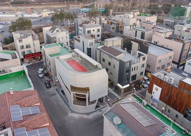 Здание KPop Curve для углового участка дом с изогнутой стеной в Южной Корее | Admagazine