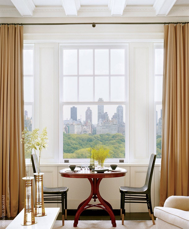 Из маленькой гостиной открывается лучший в квартире вид на Центральный парк. У окна расположен кофейный столик по эскизу...