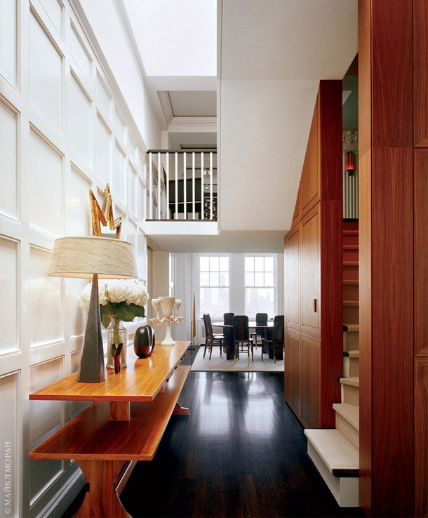 Лестница ведущая в приватную зону. Сервировочный столик из орехового дерева по дизайну Джозефа Франка.