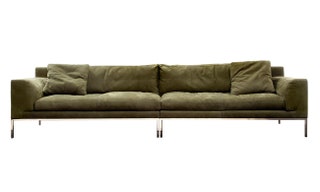 Erba. Обивка дивана Edizione глубокого оливкового цвета смягчает строгость металлических ножек.