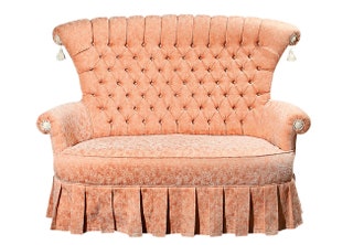 Volpi. Этот диван в обивке нежнорозового цвета станет отличным дополнением к интерьеру спальни.