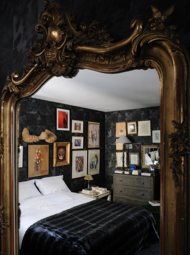 Стены в хозяйской спальне отделаны черной плиткой похожей на окрашенную бумагу. Антикварное зеркало с парижского...