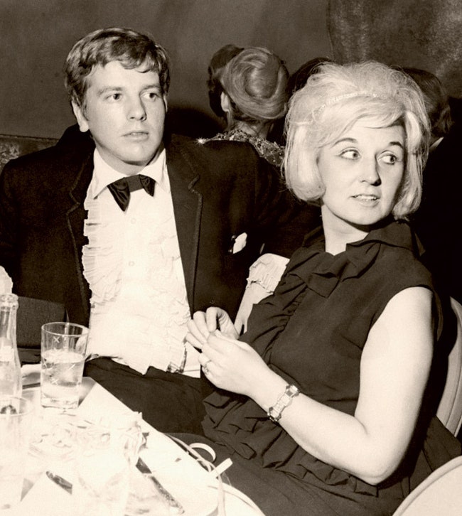 На снимке 1962 года молодой стоящий на пороге декораторской карьеры Хэслем в НьюЙорке с Сибил Бартон — первой женой...