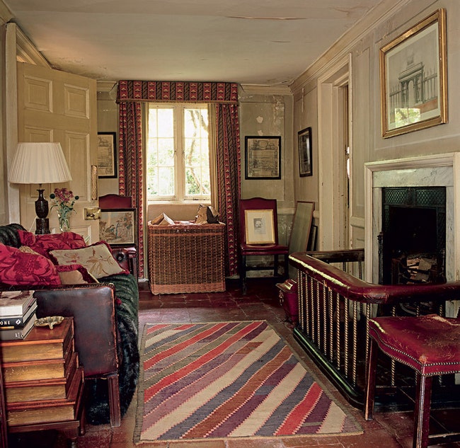 The Hunting Lodge  в Хэмпшире. Прихожая с росписямиобманками и турецким килимом на полу.