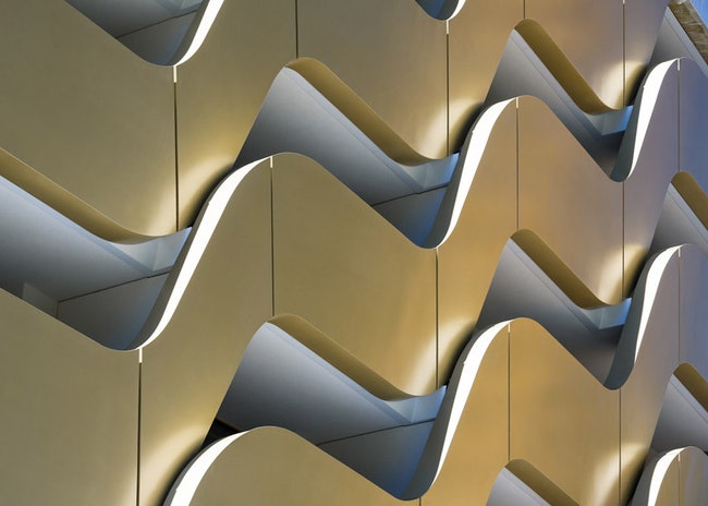 Отель Inter Continental Davos Hotel в Швейцарии с золотистой волнистой оболочкой | Admagazine