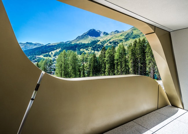 Отель Inter Continental Davos Hotel в Швейцарии с золотистой волнистой оболочкой | Admagazine