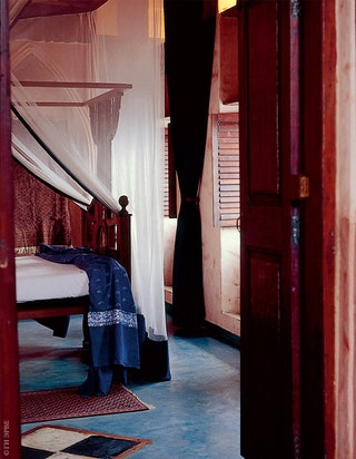 Деревянная резная кровать в “Восточной комнате”.