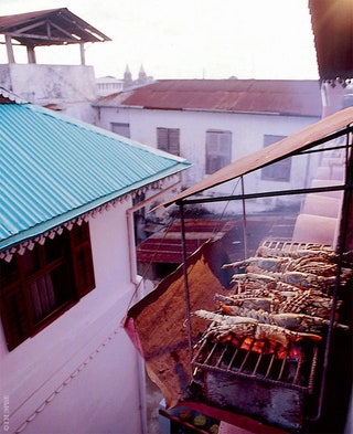 Из от­кры­то­го ре­с­то­рана на кры­ше мож­но на­блю­дать за жиз­нью ста­ро­го го­ро­да.