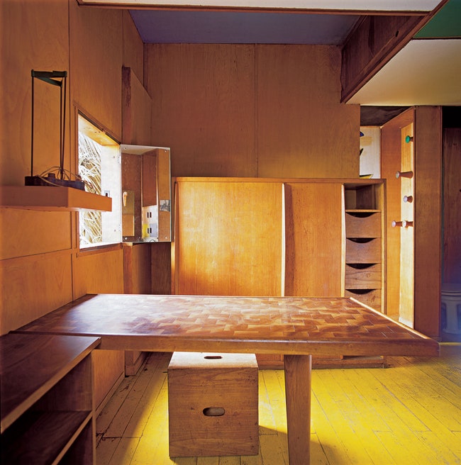 Практически все в Кабаноне сделано из фанеры а поверх­ность его рабочего стола — из квадратных брусков орехо­вого дерева.