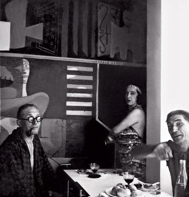 1939 год Ле Корбюзье и его жена Ивонна в гостях на вилле Эйлин Грей Е.1027 в РокбрюнКапМартен. Справа — муж Грей Жан...