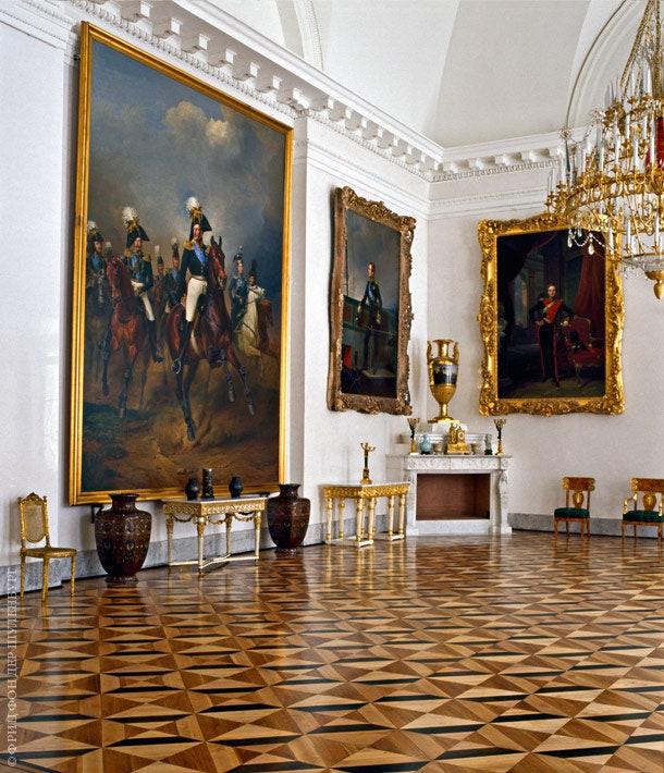Анфилада парадных залов дворца распо­лагается по садовому фасаду дворца. Один из них — так называемый Портретный зал.