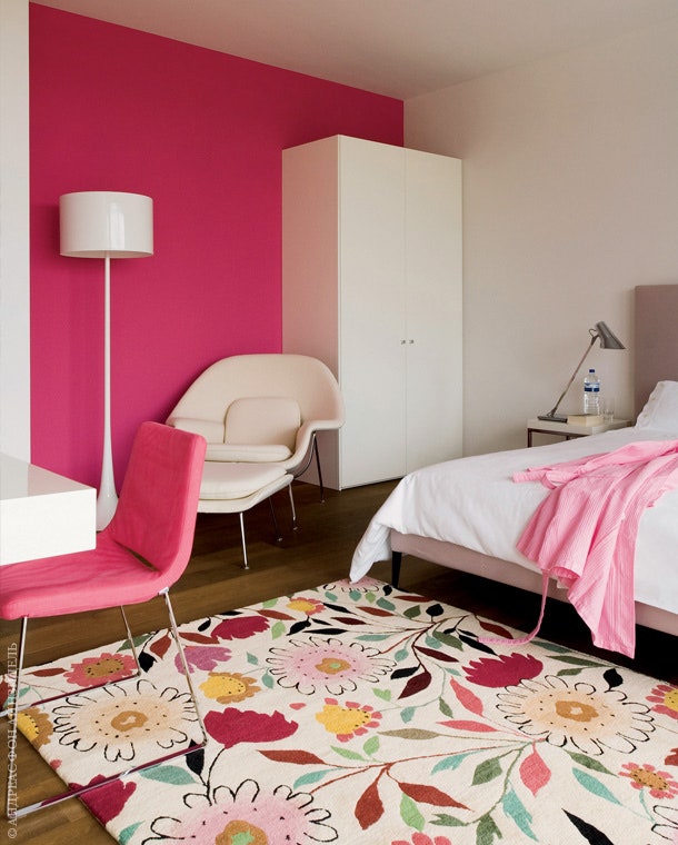 В спальне дочери господствует розовый. Ковер Mums and Asters от американского дизайнера Кима Паркера. Кресло Womb Сhair...