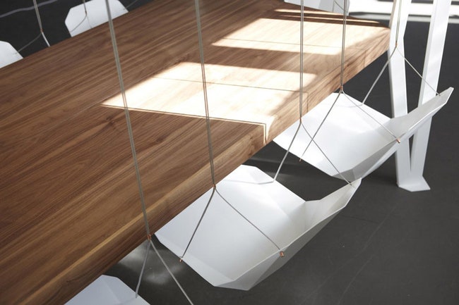 Стол для переговоров Swing Table с кресламикачелями от дизайнбюро Duffy London | Admagazine